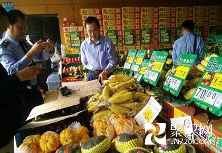 三亞天涯區(qū)對水果攤點集中的第一市場進行整治