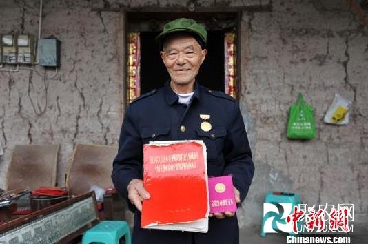 重慶83歲老勞模山區(qū)當豬倌